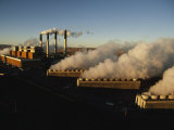 Steam and Smoke Billow in the Air at a Coal-Fired Electric Plant Photographie par Paul Chesley