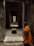Young Buddhist Monks Play Hide-N-Seek in the Temple Hallways Photographie par Paul Chesley