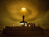 Tourists in the Shrine of the Book, Which Houses the Dead Sea Scrolls Fotografisk tryk af Paul Chesley Tourists in the Shrine of the Book, Which Houses the Dead Sea Scrolls Fotografisk tryk af Paul Chesley