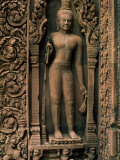 Relief Sculpture on a Banteai Srei Temple Wall Photographie par Paul Chesley