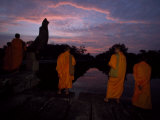 Buddhist Monks Leave the Angkor Wat Temple Complex at Sunset Fotografisk tryk af Paul Chesley Buddhist Monks Leave the Angkor Wat Temple Complex at Sunset Fotografisk tryk af Paul Chesley