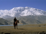 Khyrgiz Nomad Rides by Lake Karakul under 7546M Mustagh Ata Photographie par Gordon Wiltsie