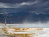 Rainbow over Mammoth Hot Springs in Yellowstone National Park Photographie par Jodi Cobb