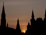 Silhouetted Skyline of Red Square at Sunset Photographie par Paul Chesley