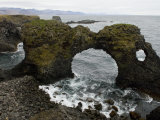 Sea Pounds Volcanic Rock Along the Coast of Iceland Fotografisk trykk av Annie Griffiths Belt