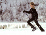 Woman Runs with Snowshoes Photographie par Skip Brown