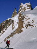 Mountaineer Treks on a Moraine Below the Trolls Castle Photographie par Gordon Wiltsie