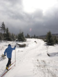 Woman Cross Country Skiing Along a Ridge Trail Photographie par Skip Brown