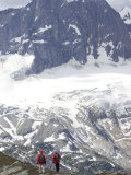 Two Hikers Pause to Take in the Scenic View Photographie par Skip Brown