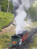 Steam Driven Cog Railway Train Puffs Up Mount Washington Photographie par Skip Brown