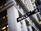 Wall Street Street Sign Near the New York Stock Exchange Photographie par Eightfish 