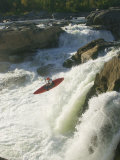Whitewater Kayaker Drops Off a Waterfall at Great Falls Photographie par Skip Brown