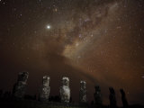 Moai at Ahu Akivi at Night Beneath the Milky Way Photographie par Stephen Alvarez