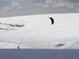 Person Snow Kiting on a Snow Board Photographie par Skip Brown