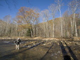 Fly Fisherman Casts into River Photographie par Skip Brown