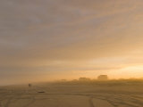 Misty Beach with Houses at Sunset Photographie par Skip Brown