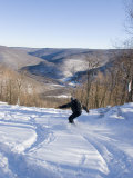 Man Snowboards Powder in the Backcountry of West Virginia Photographie par Skip Brown