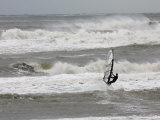 Windsurfer Sailing Out into Big Breaking Waves Photographie par Skip Brown
