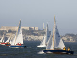 Sailboats Race in the San Francisco Bay with Alcatraz in Background Photographie par Skip Brown