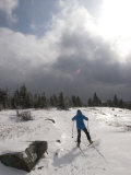 Woman Cross Country Skiing Along a Ridge Trail Photographie par Skip Brown