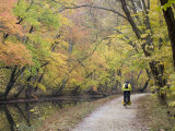 Biker on the C&O Canal Towpath Near Potomac Photographie par Skip Brown