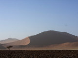 Giant Sand Dunes Like Rolling Hills in the Namib Desert Fotografie-Druck von Kent Kobersteen