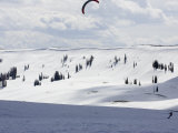 Person Snow Kiting on Skis Photographie par Skip Brown