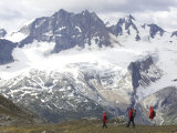 Hikers on a Ridge Line with Snow Covered Peaks in the Background Photographie par Skip Brown