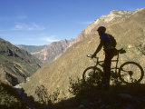 Biker Pauses at the Rim of a Canyon Photographie par Skip Brown