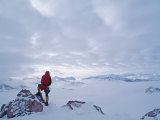 Mountaineer Overlooks Cappellari Glacier from Mount Vaughan Photographie par Gordon Wiltsie
