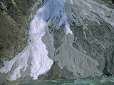 Avalanche Debris from Mount Gyala Pheri Pours into the Tsangpo River Photographie par Gordon Wiltsie