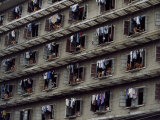 Laundry Drying Outside Apartments Window Where People are Cooling Off Fotografisk tryk af Paul Chesley Laundry Drying Outside Apartments Window Where People are Cooling Off Fotografisk tryk af Paul Chesley
