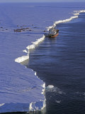 Indian Freighter Unloads Supplies for the Maitri Science Base Photographie par Gordon Wiltsie