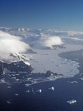 Icebergs and Pack Ice in the Southern Ocean Below Mountains Photographie par Gordon Wiltsie