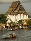 Tourists Arrive in Boats at a Riverside Temple in Bangkok Photographie par Paul Chesley