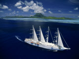 Sailing Yacht Outside the Reef at Bora Bora Photographie par Paul Chesley