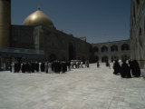 People Gather in the Courtyard of a Mosque Photographie par Lynn Abercrombie