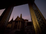 Looking from One Temple to Another at Sunset, Grand Palace, Bangkok Fotografisk tryk af Paul Chesley Looking from One Temple to Another at Sunset, Grand Palace, Bangkok Fotografisk tryk af Paul Chesley