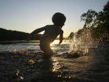 Young Boy Plays in the Shallows of the Potomac River, Maryland Photographie par Skip Brown