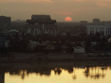 Baghdad and the Tigris River at Sunset Photographie par Lynn Abercrombie
