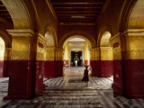 Girl Walking Through Building of Typical Burmese Architecture Fotografisk tryk af Paul Chesley Girl Walking Through Building of Typical Burmese Architecture Fotografisk tryk af Paul Chesley