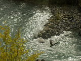 Kayaker Passes Rocky Point on Kananaskis River Provincial Park Photographie par Gordon Wiltsie