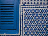 Synagogue's Blue and White Mosaic Stars and Blue Shutters Photographie par Abraham Nowitz
