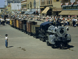 People Watch a Miniature Train Parade on Main Street Photographie par Jack Fletcher