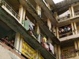 Two Men on the Balcony of a Tenement Photographie par Abraham Nowitz