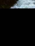 Whitewater Kayaker Paddles Through Big Rapids Photographie par Skip Brown