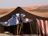 Berber Tent and Sand Dunes in the Northern Sahara Desert Photographie par Abraham Nowitz