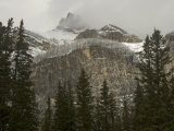 Early Snowfall Dusts Cascade Mountain in Banff National Park Photographie par Gordon Wiltsie