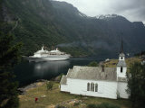 Passenger Ship Cruising the Fjords of Norway Fotografisk tryk af Paul Chesley Passenger Ship Cruising the Fjords of Norway Fotografisk tryk af Paul Chesley