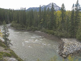 Kananaskis River Flows in Kananaskis Provincial Park Near Calgary, Alberta Photographie par Gordon Wiltsie